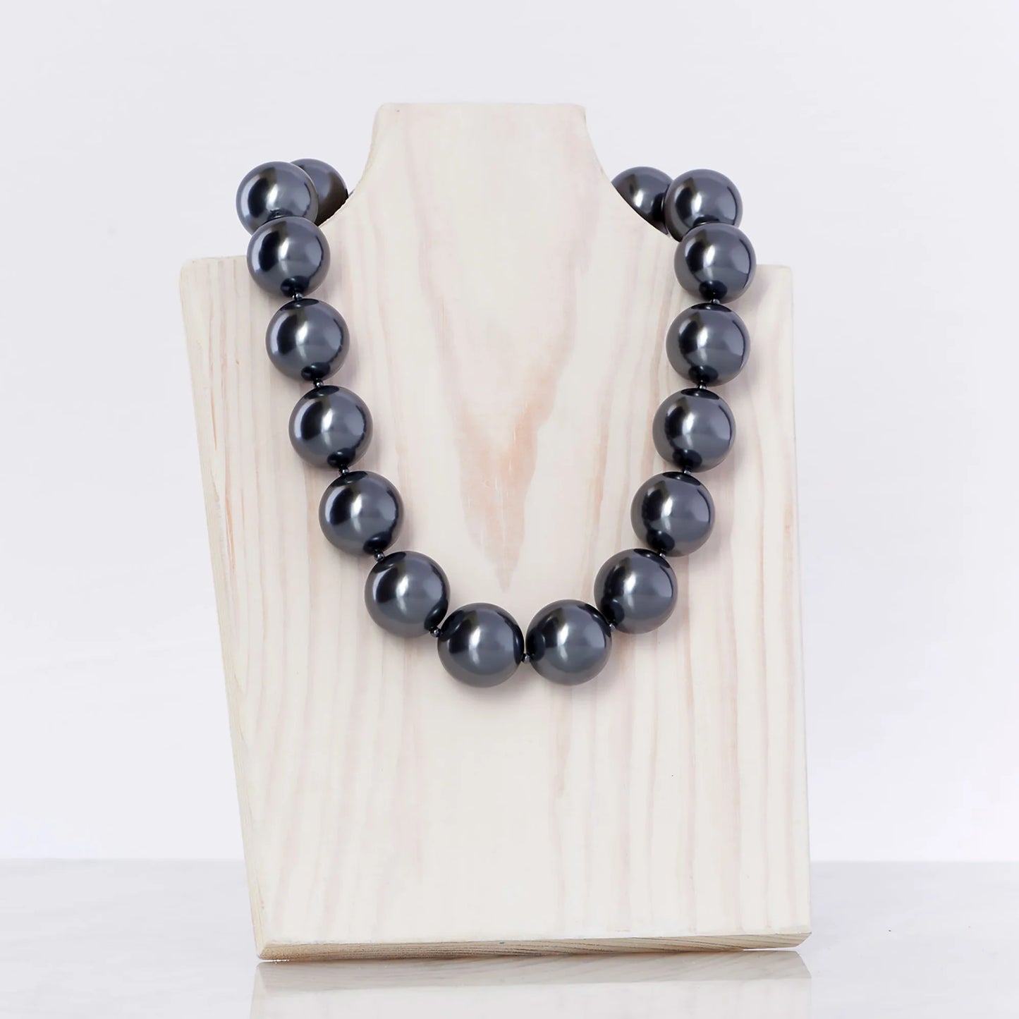 Hot Girl Pearls Necklace in Grey Pearl