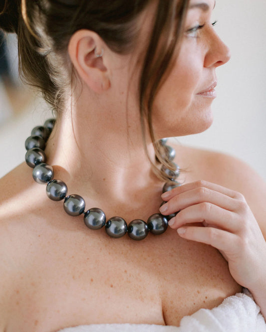 Hot Girl Pearls Necklace in Grey Pearl
