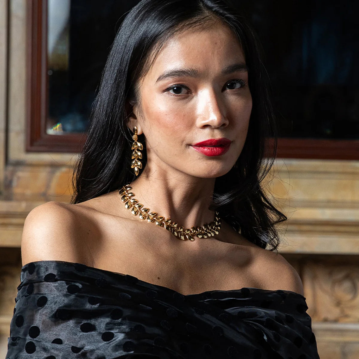 Golden Laurel Dangle Earrings in Gold, Capucine de Wulf