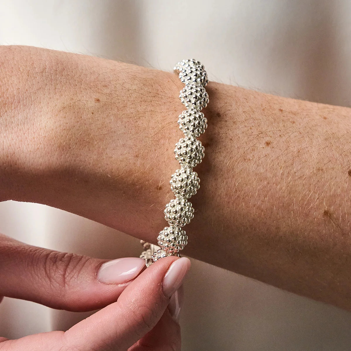 Berry Eternity Small Hinged Bangle in Silver, Capucine de Wulf