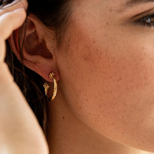 Berry Small Hoop Earrings in Hammered Gold, Capucine de Wulf