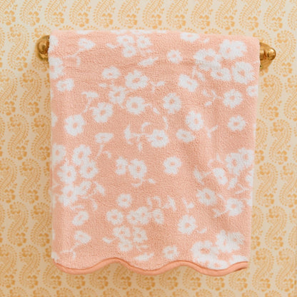 Scalloped Bath Towel in Coral Margot