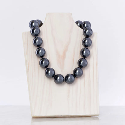Hot Girl Pearls Necklace in Grey Pearl